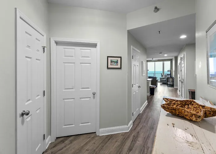 Lighthouse 1414 Beachfront Apartment *