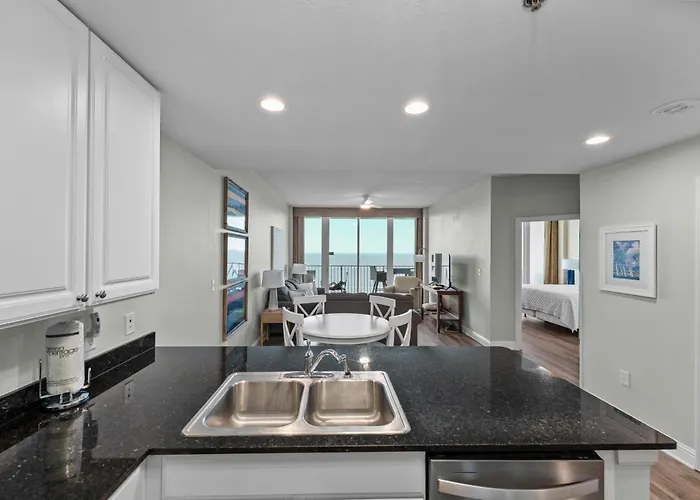 Lighthouse 1414 Beachfront Apartment *