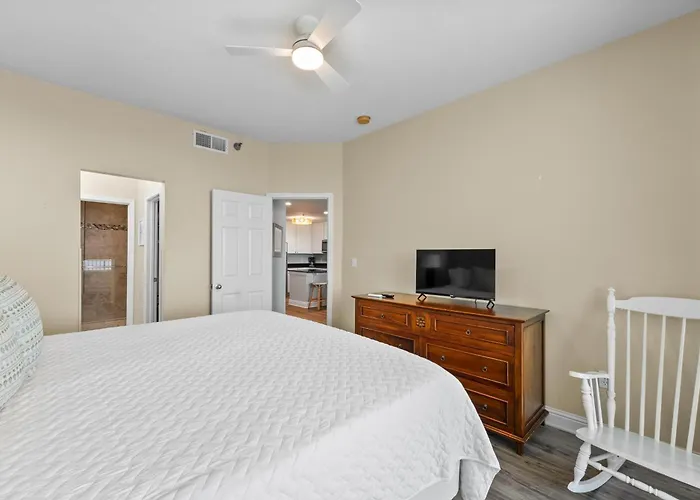 Lighthouse 1414 Beachfront Apartment *